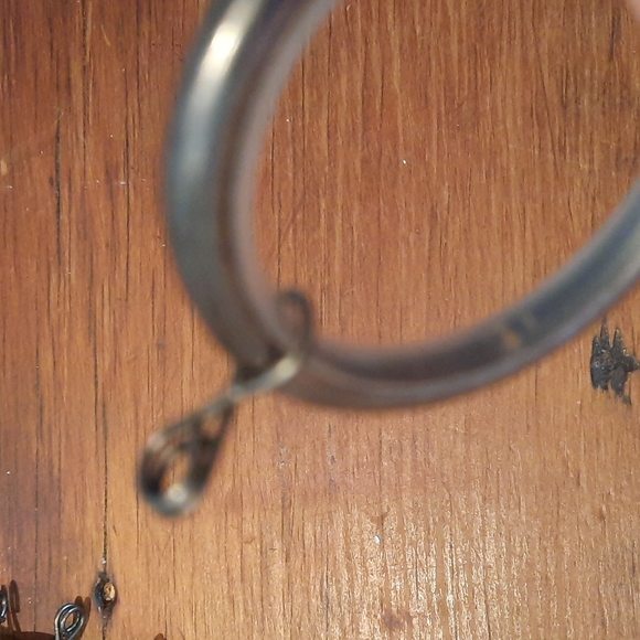 7 Drapery hooks and bracket with screws - Picture 3 of 3